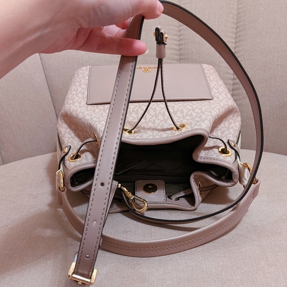 Michael Kors bucket bag mauve/pink and cream initial print - Picture 6 of 8